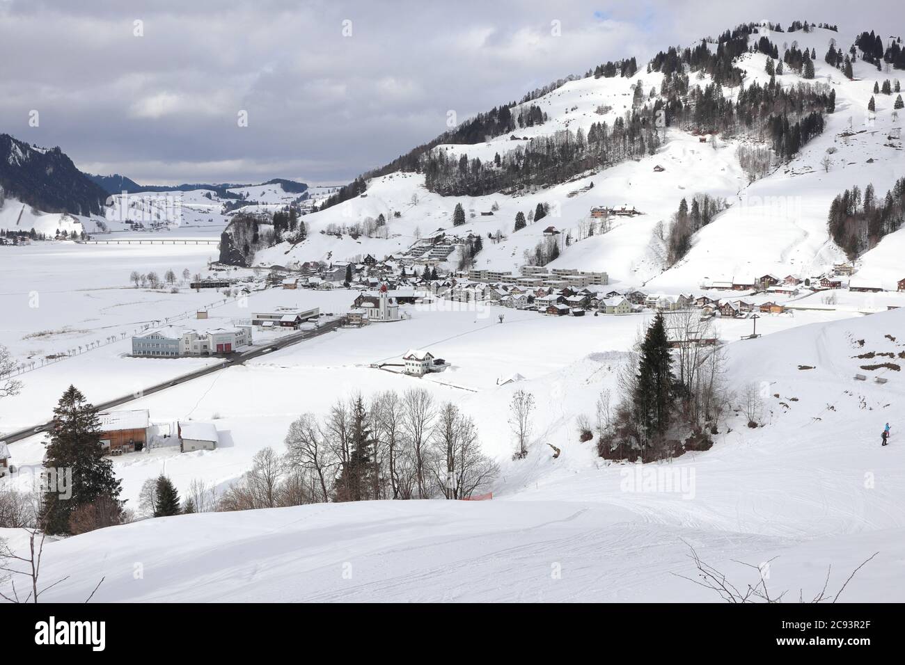 Euthal, Kanton Schwyz (SZ)/ Schweiz - Februar 09 2019: Blick in Richtung Dorf Euthal - im Herzen der Schweiz gelegen - an einem schönen Wintertag Stockfoto