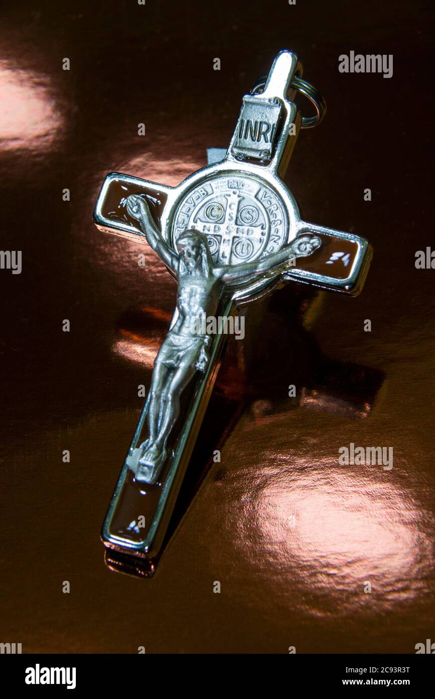 Kruzifix Symbol der Religion und des Glaubens, Metall gegen das Böse, geistige Verteidigung, Glaube und Hoffnung in schwierigen Zeiten, Symbolik Gottes. Stockfoto