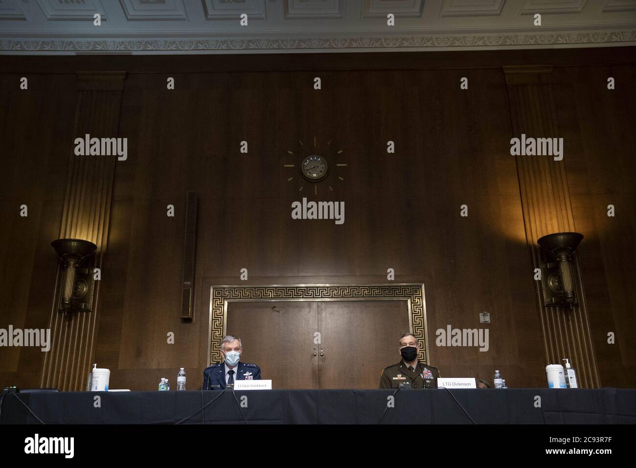 Washington, Usa. Juli 2020. Air Force LT. Gen Glen D. VanHerck, links, und Army LT. General James H. Dickinson nehmen an einer Anhörung zum Nominierungsausschuss des US-Bundesministeriums für den Militärdienst des Senats auf dem Capitol Hill in Washington, DC, USA, am Dienstag, 28. Juli 2020 Teil. VanHerck wird zum General und Kommandeur des U.S. Northern Command und Kommandant des North American Aerospace Defence Command ernannt, und Dickinson wird zum General und Kommandant des U.S. Space Command ernannt. Foto von Sarah Silbiger/UPI Kredit: UPI/Alamy Live Nachrichten Stockfoto