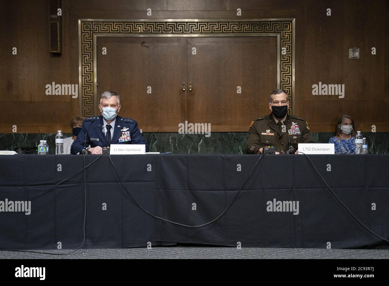 Washington, Usa. Juli 2020. Air Force LT. Gen Glen D. VanHerck, links, und Army LT. General James H. Dickinson nehmen an einer Anhörung zum Nominierungsausschuss des US-Bundesministeriums für den Militärdienst des Senats auf dem Capitol Hill in Washington, DC, USA, am Dienstag, 28. Juli 2020 Teil. VanHerck wird zum General und Kommandeur des U.S. Northern Command und Kommandant des North American Aerospace Defence Command ernannt, und Dickinson wird zum General und Kommandant des U.S. Space Command ernannt. Foto von Sarah Silbiger/UPI Kredit: UPI/Alamy Live Nachrichten Stockfoto