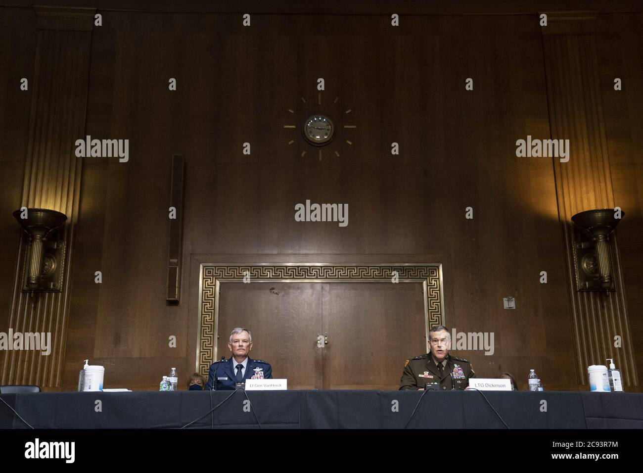 Washington, Usa. Juli 2020. Air Force LT. Gen Glen D. VanHerck, links, und Army LT. General James H. Dickinson nehmen an einer Anhörung zum Nominierungsausschuss des US-Bundesministeriums für den Militärdienst des Senats auf dem Capitol Hill in Washington, DC, USA, am Dienstag, 28. Juli 2020 Teil. VanHerck wird zum General und Kommandeur des U.S. Northern Command und Kommandant des North American Aerospace Defence Command ernannt, und Dickinson wird zum General und Kommandant des U.S. Space Command ernannt. Foto von Sarah Silbiger/UPI Kredit: UPI/Alamy Live Nachrichten Stockfoto