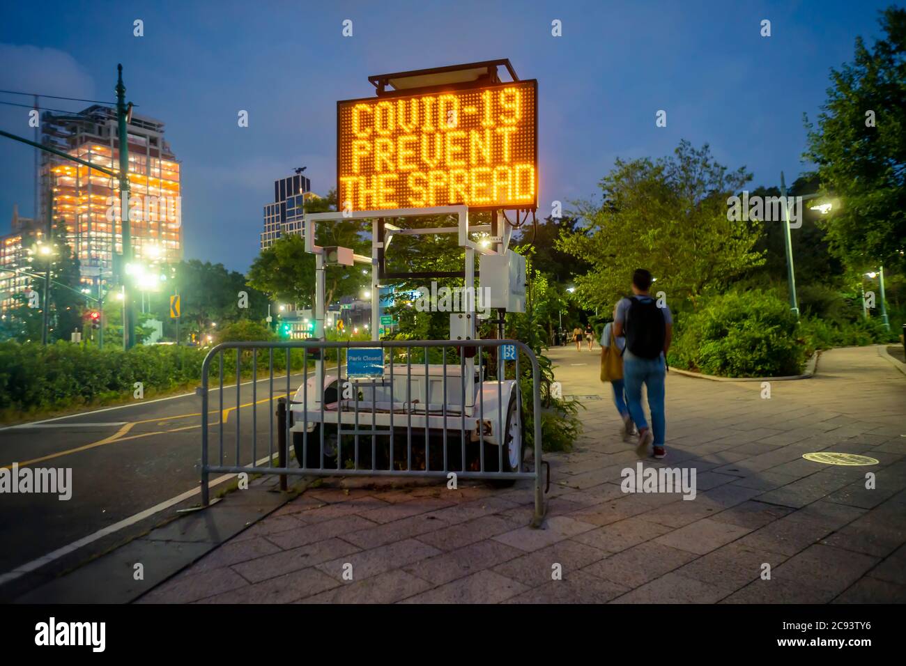 Ein Schild im Hudson River Park in New York erinnert Besucher daran, eine Maske zu tragen, um die Ausbreitung von Covid-19 zu verhindern, gesehen am Freitag, 24. Juli 2020. (© Richard B. Levine) Stockfoto