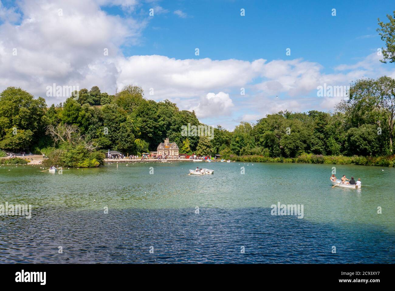 Besucher am Swanbourne Lake, Arundel, West Sussex, Großbritannien. Stockfoto