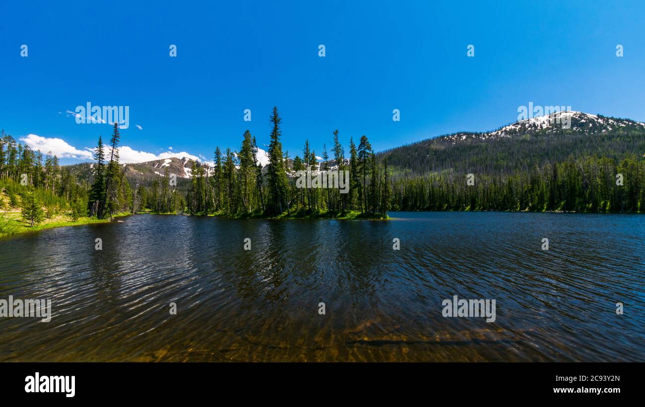 Wellen über Sylvan Lake im Yellowstone National Park mit Bergen im Hintergrund Stockfoto
