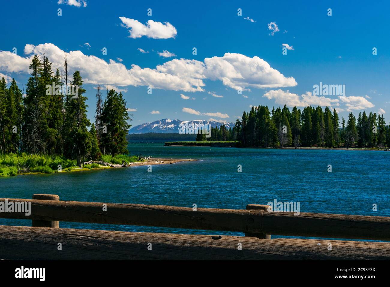 Yellowstone ein Fluss, wie er Lake Yellowstone mit Bergen im Hintergrund verlässt, wie von der Fishing Bridge im Yellowstone National Park gesehen Stockfoto