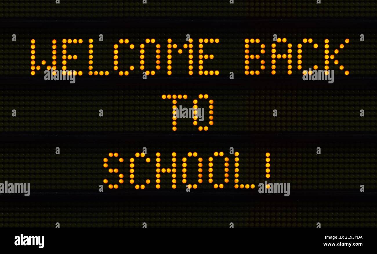 Ein Verkehrsschild mit der Aussage Willkommen zurück in die Schule für das neue Semester Stockfoto