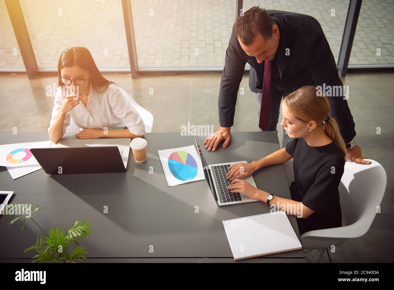 Geschäftsleute, die im Büro arbeiten. Konzept der Teamarbeit und Partnerschaft Stockfoto