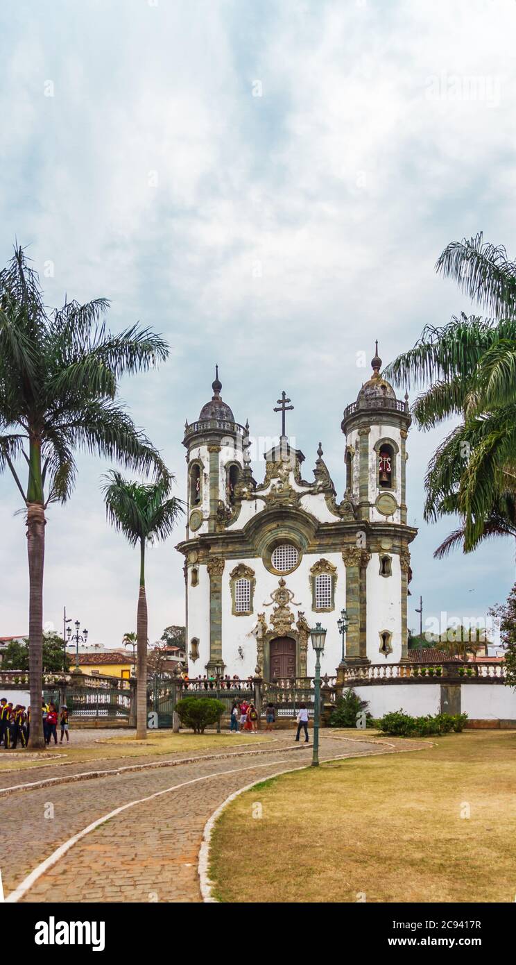 Gruppe von Touristen auf dem Platz vor der Kirche von San Francisco de Assisi in São João del-Rei Stockfoto