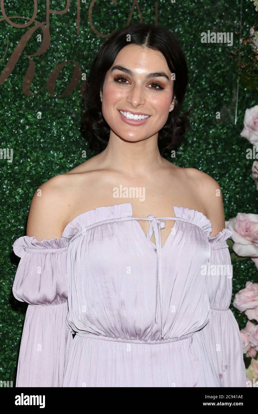 LOS ANGELES - MAR 11: Ashley Iaconetti bei der Seagram's Escapes Tropical Rose Launch Party im hClub am 11. März 2020 in Los Angeles, CA Stockfoto