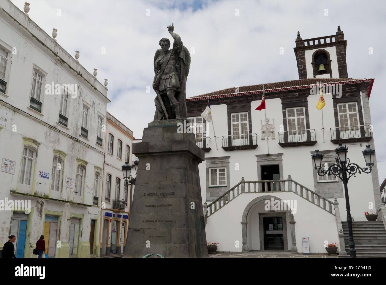 Die Statue des Heiligen Erzengels Michael vor dem Rathaus in Ponta Delgada auf den Azoren. Er ist der schutzpatron der Insel Stockfoto