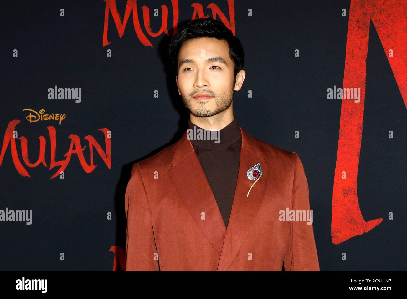 LOS ANGELES - 9. MÄRZ: Yoson an bei der 'mulan' Premiere im Dolby Theater am 9. März 2020 in Los Angeles, CA Stockfoto