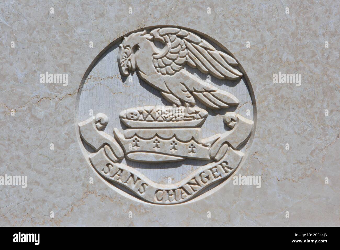 Das Regimentswappen von Liverpool Pals (1914-1919) auf einem Grabstein des Ersten Weltkriegs auf dem Tyne Cot Friedhof in Zonnebeke, Belgien Stockfoto