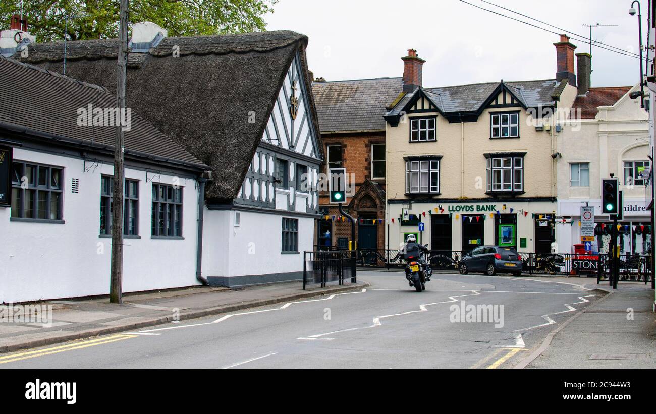 Stone, Staffordshire / Vereinigtes Königreich - Mai 19 2019: Crown and Anchor Pub in Stone. Weißes altes Gebäude und die Straße in der Nähe. Stockfoto