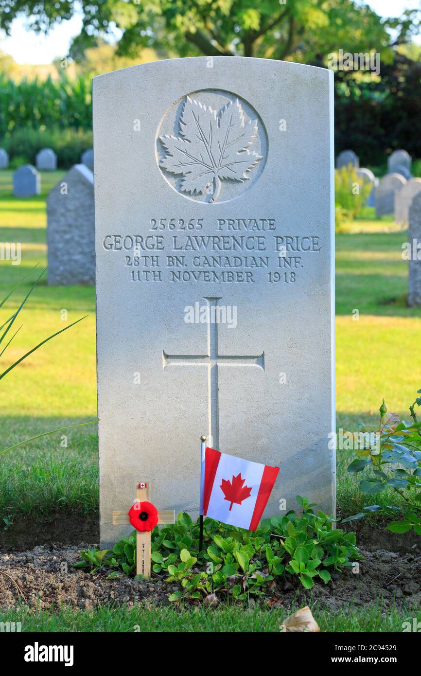 Das Grab des privaten George Lawrence Price (1892-1918), der letzte Soldat des britischen Imperiums, der während des Ersten Weltkriegs in Mons, Belgien, getötet wurde Stockfoto