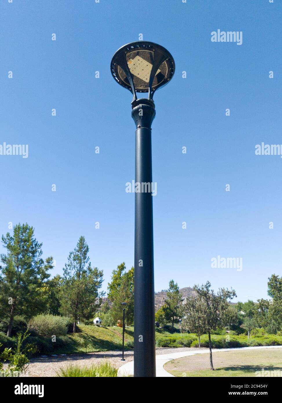 Eine energiesparende LED-Straßenlaterne in einem Park Stockfoto