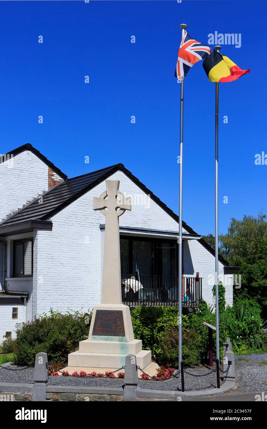 Keltisches Kreuz für die Soldaten des Königlichen Irischen Regiments, das während des Ersten Weltkriegs in Mons, Belgien, kämpfte und starb Stockfoto