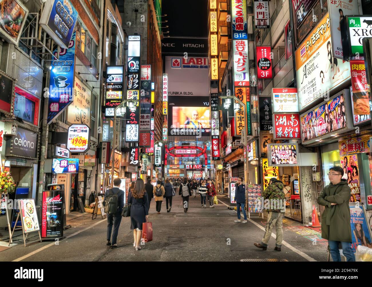 Tokio - 26. März 2019 - Blick auf das geschäftige Nachtleben im Rotlichtviertel in Kabukicho in Shinjuku, Tokio, Japan Stockfoto