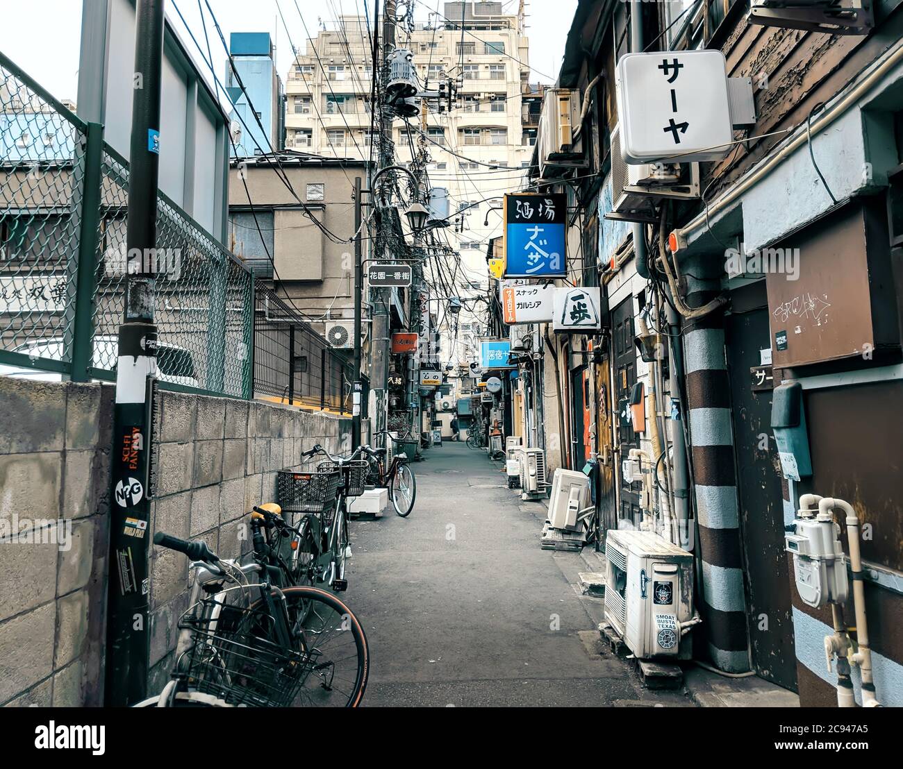 Tokio - 26. März 2019 - Blick auf die grungige Gai im japanischen Stil mit Bars im Golden Gai in Tokio, Japan Stockfoto