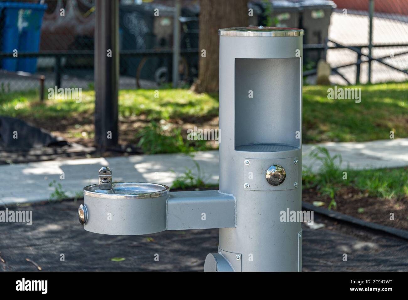 Trinkbrunnen mit Flaschenfüllstation Stockfoto