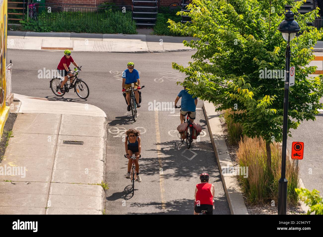 Montreal, Kanada - 28. Juli 2020: Fahrradfahrer auf einem Radweg, auf der Arcade Street Stockfoto