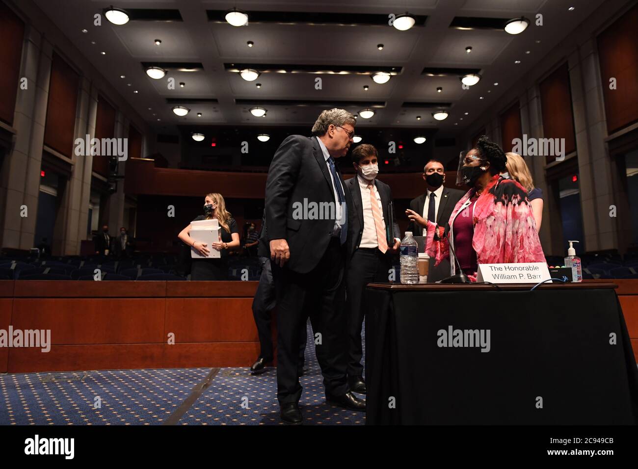 Die US-amerikanische Vertreterin Sheila Jackson Lee (Demokratin von Texas), rechts, spricht mit dem US-Justizminister William Barr nach der Anhörung des US-Justizausschusses am 28. Juli 2020 auf dem Capitol Hill in Washington, DC. Das Komitee war daran interessiert zu erfahren, warum Bundesgesetzdurchsetzungsbeamte unter anderem in Städte geschickt wurden, in denen Proteste stattfanden. Kredit: Matt McClain/Pool über CNP - Gebrauch weltweit Stockfoto