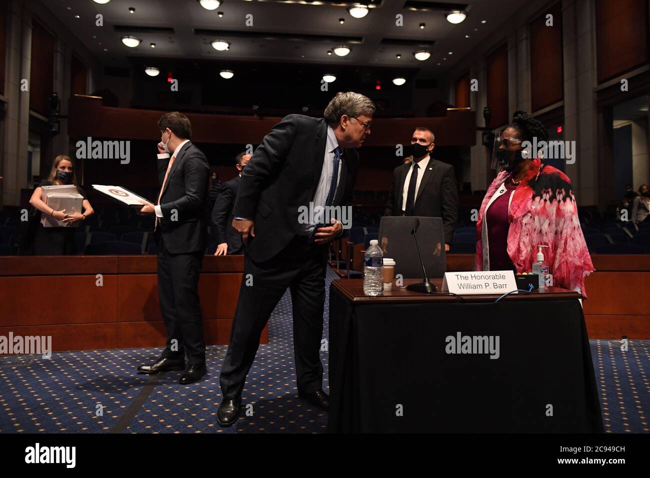 Die US-amerikanische Vertreterin Sheila Jackson Lee (Demokratin von Texas), rechts, spricht mit dem US-Justizminister William Barr nach der Anhörung des US-Justizausschusses am 28. Juli 2020 auf dem Capitol Hill in Washington, DC. Das Komitee war daran interessiert zu erfahren, warum Bundesgesetzdurchsetzungsbeamte unter anderem in Städte geschickt wurden, in denen Proteste stattfanden. Kredit: Matt McClain/Pool über CNP - Gebrauch weltweit Stockfoto