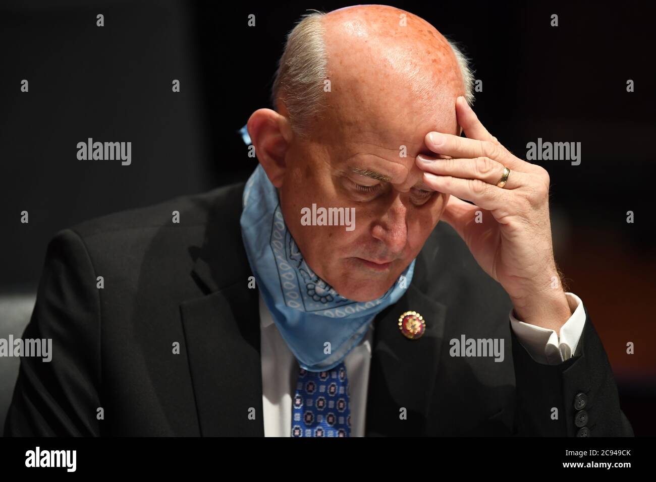 Die US-amerikanische Vertreterin Louie Gohmert (Repräsentantin von Texas) hat während der Anhörung, in der der US-Generalstaatsanwalt William Barr am 28. Juli 2020 vor dem US-Justizausschuss auf dem Capitol Hill in Washington, DC, erscheint, eine Studie gemacht. Das Komitee war daran interessiert zu erfahren, warum Bundesgesetzdurchsetzungsbeamte unter anderem in Städte geschickt wurden, in denen Proteste stattfanden. Kredit: Matt McClain/Pool über CNP - Gebrauch weltweit Stockfoto