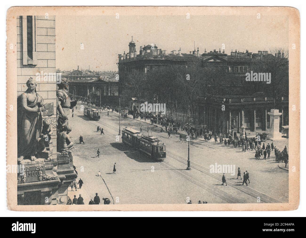 RUSSLAND, UdSSR - UM 1929: Eine monochrome Postkarte zeigt die Avenue des 25. Oktober in Leningrad Stockfoto