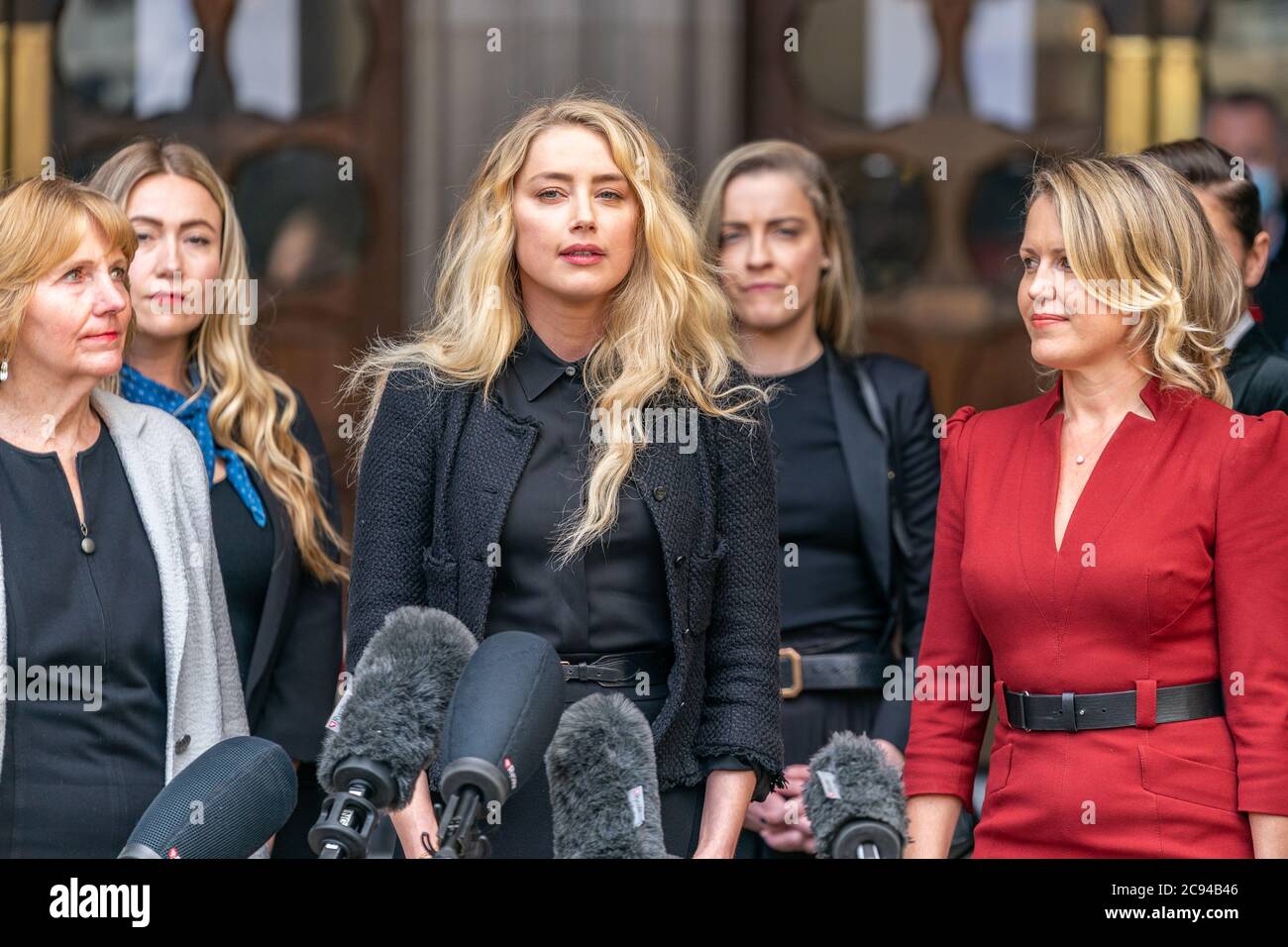 LONDON, ENGLAND - 28. JULI 2020: Amber hörte eine Presseerklärung vor dem Royal Court of Justice im Johnny Depp Verleumdungsverleumdungsverfahren aga Stockfoto