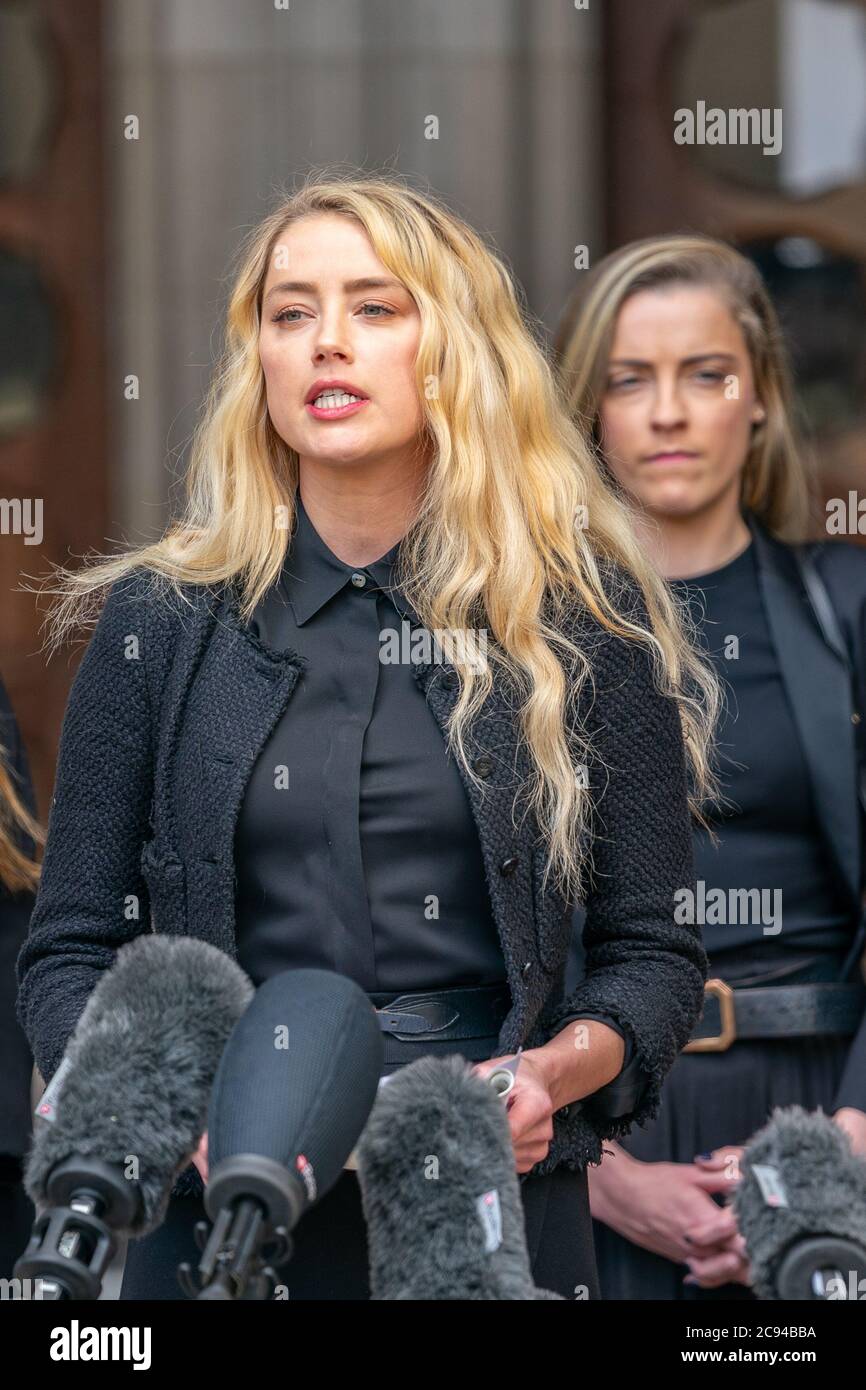 LONDON, ENGLAND - 28. JULI 2020: Amber hörte eine Presseerklärung vor dem Royal Court of Justice im Johnny Depp Verleumdungsverleumdungsverfahren aga Stockfoto