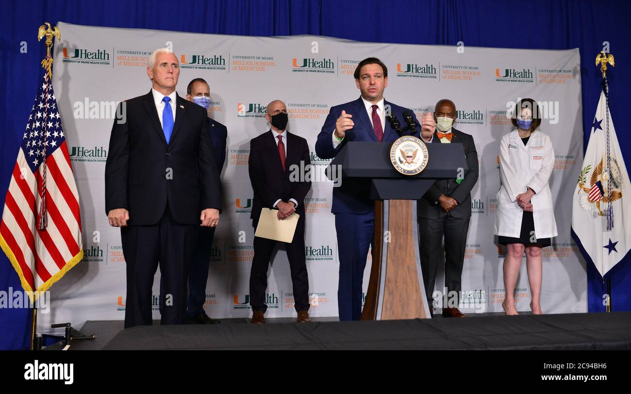 MIAMI, FLORIDA - JULI 27: US-Vizepräsident Mike Pence, Rep. Mario Díaz-Balart, Dr. Stephen Hahn, FDA-Kommissar, Florida Gov. Ron DeSantis, Dr. Henri Ford, Dekan und Chief Academic Officer, University of Miami Miller School of Medicine und Dr. Susanne Doblecki-Lewis, Principal Investigator, Die University of Miami Miller School of Medicine nimmt an einer Pressekonferenz Teil, um den Beginn der Phase-III-Studien für einen Coronavirus-Impfstoff an der University of Miami Miller School of Medicine, Don SaOffer Clinical Research Center, am 27. Juli 2020 in Miami, Florida, zu markieren. Der Vizepräsident partic Stockfoto