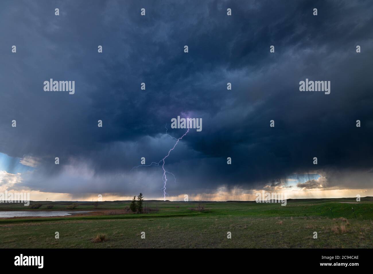 Ein Mesocyclone Wetter supercell, die eine Pre-Tornado-Bühne ist, passiert die Great Plains während strömende regen und knackende Blitz Highlight der ho Stockfoto