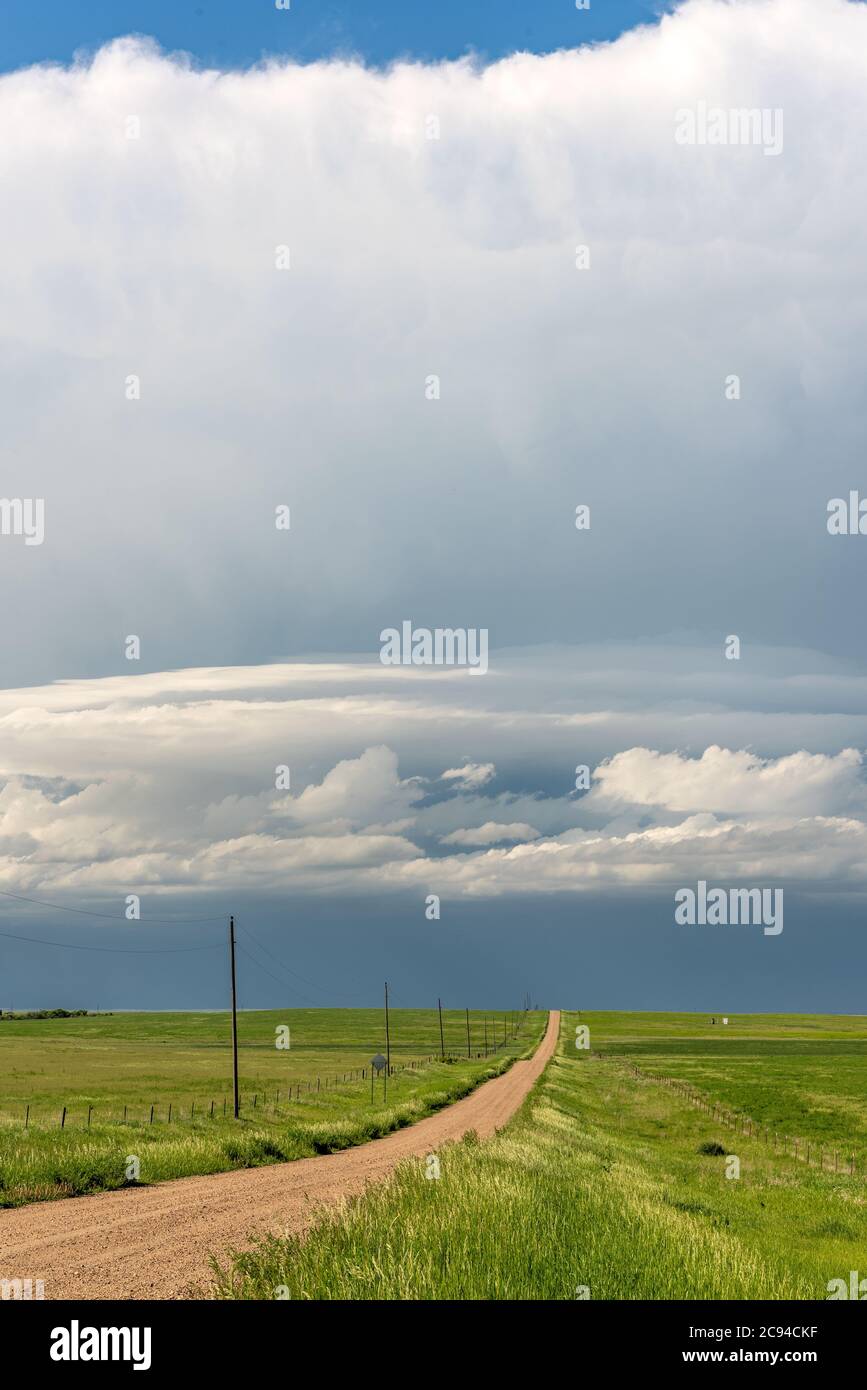Das Panorama eines massiven Sturmsystems, das eine vor-Tornado-Bühne ist, führt über einen grasbewachsenen Teil der Great Plains Stockfoto