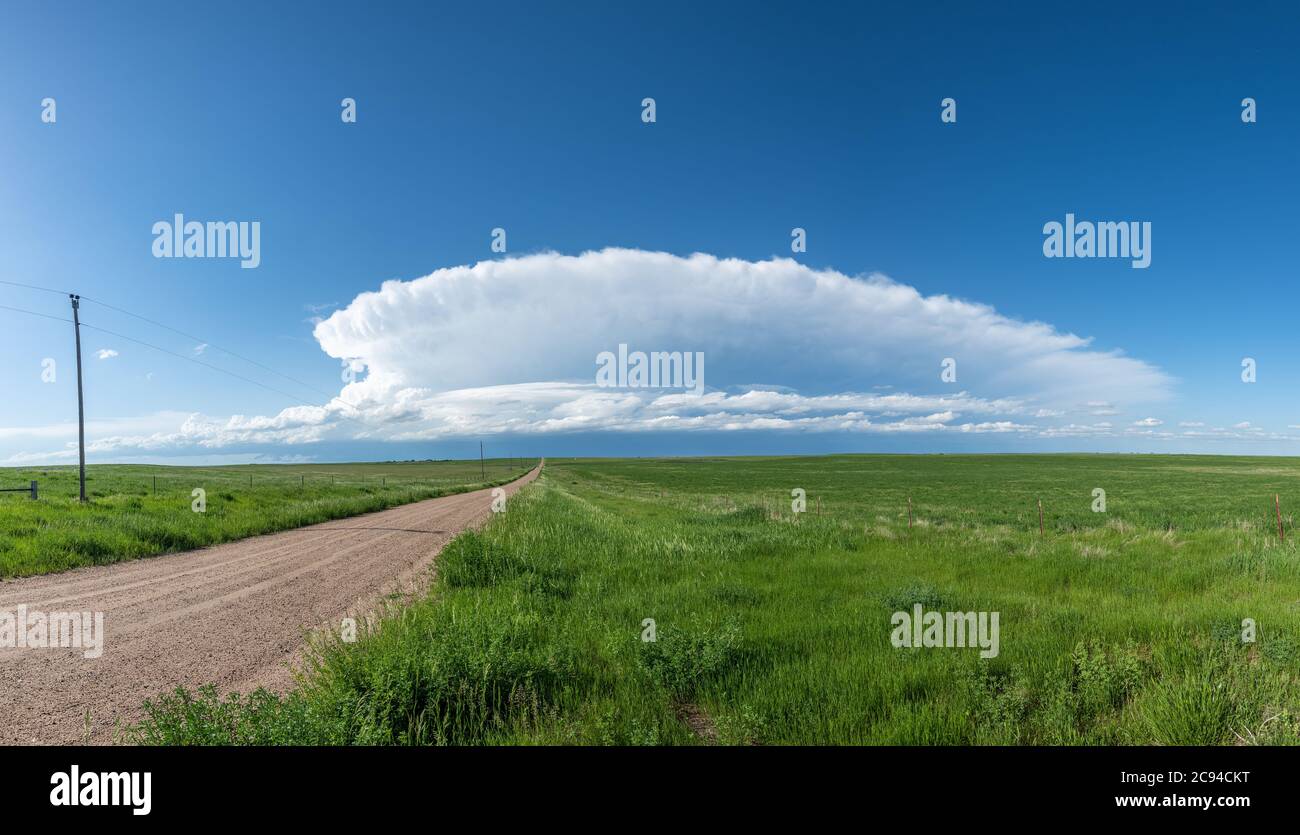 Das Panorama eines massiven Sturmsystems, das eine vor-Tornado-Bühne ist, führt über einen grasbewachsenen Teil der Great Plains Stockfoto