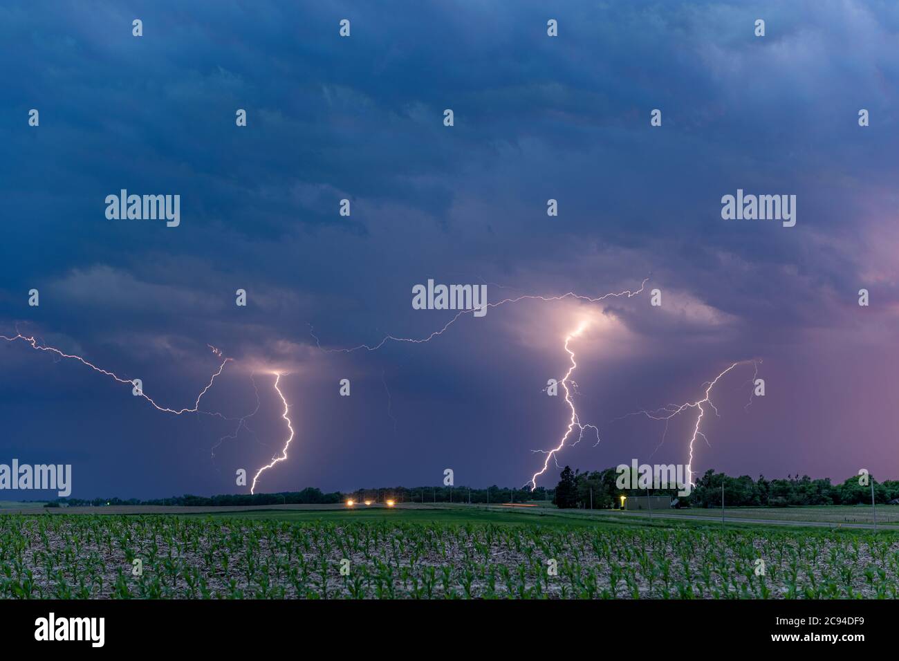 Ein Gewitter über der Great Plains bietet eine dramatische Lichtshow in der Nacht Stockfoto