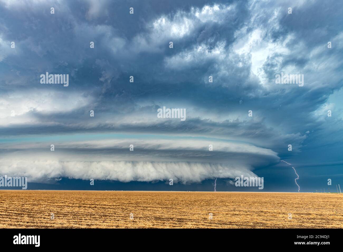 Ein Mesocyclone Wetter supercell, die eine Pre-Tornado-Bühne ist, passiert die Great Plains während strömende regen und knackende Blitz Highlight der ho Stockfoto