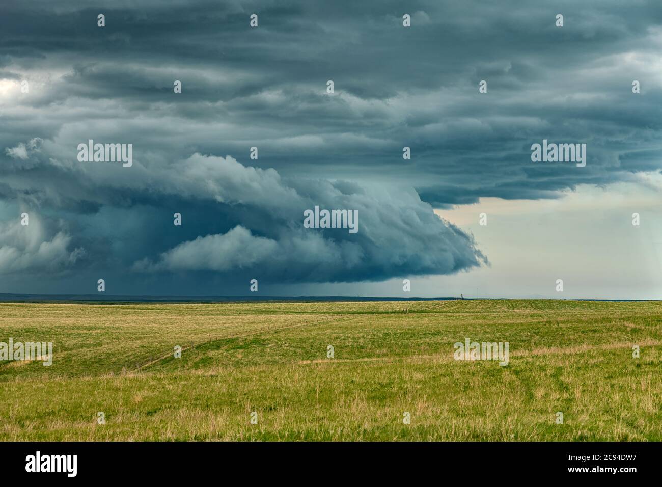 Panorama eines massiven Mesocyclone Wetter supercell, die eine Pre-Tornado-Bühne ist, passiert einen grasbewachsenen Teil der Great Plains, während heftig versuchen Stockfoto