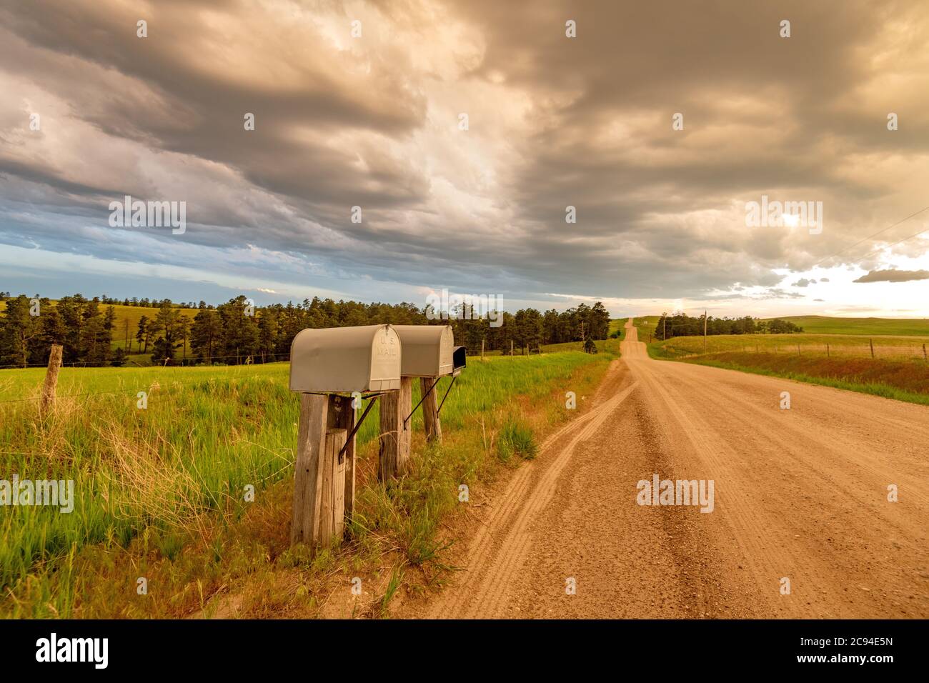 Bild einer klassischen Feldstraße im Mittleren Westen mit Blick auf die Straße ins nichts und Briefkästen neben Sideroads. Stockfoto