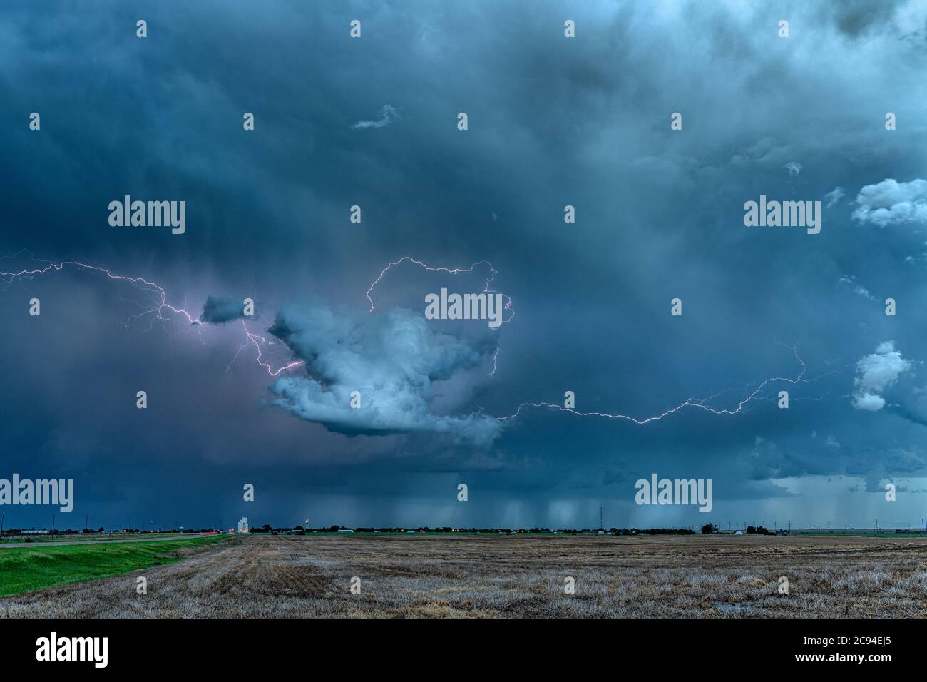 Ein Gewitter über der Great Plains bietet eine dramatische Lichtshow in der Nacht Stockfoto