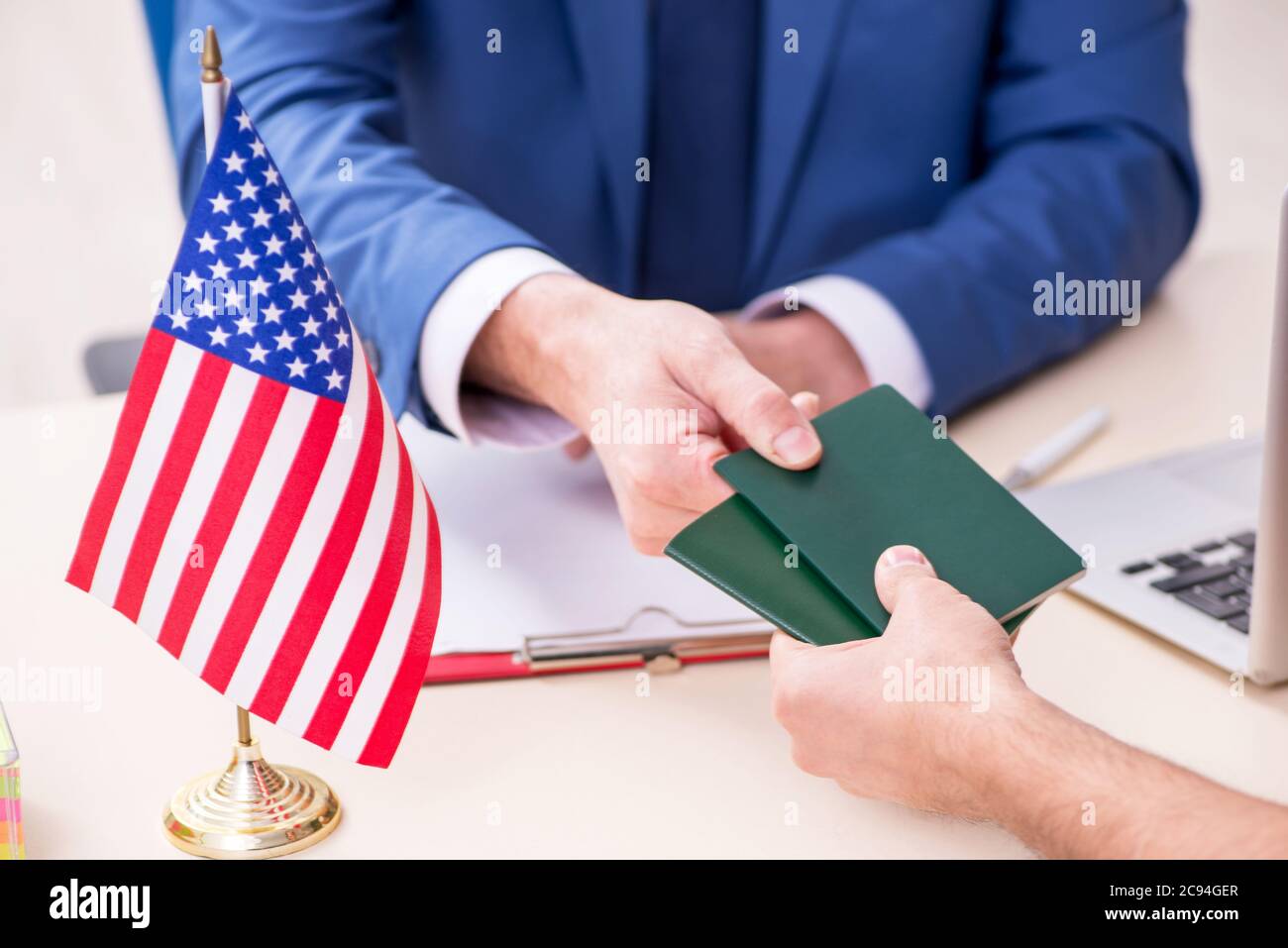 Junger Mann, der die Botschaft für das Visum besucht Stockfoto