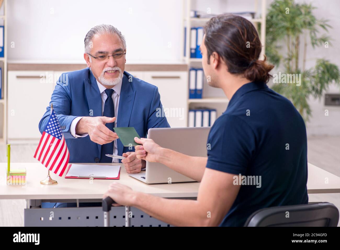 Junger Mann, der die Botschaft für das Visum besucht Stockfoto