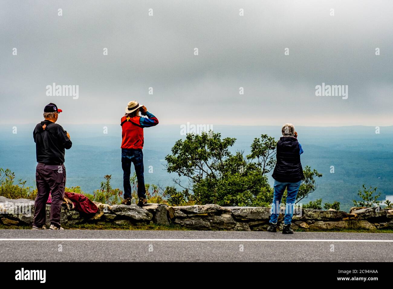 Ein sehr nebliger Tag auf dem Mount Wachusett in Princeton, Massachusetts Stockfoto