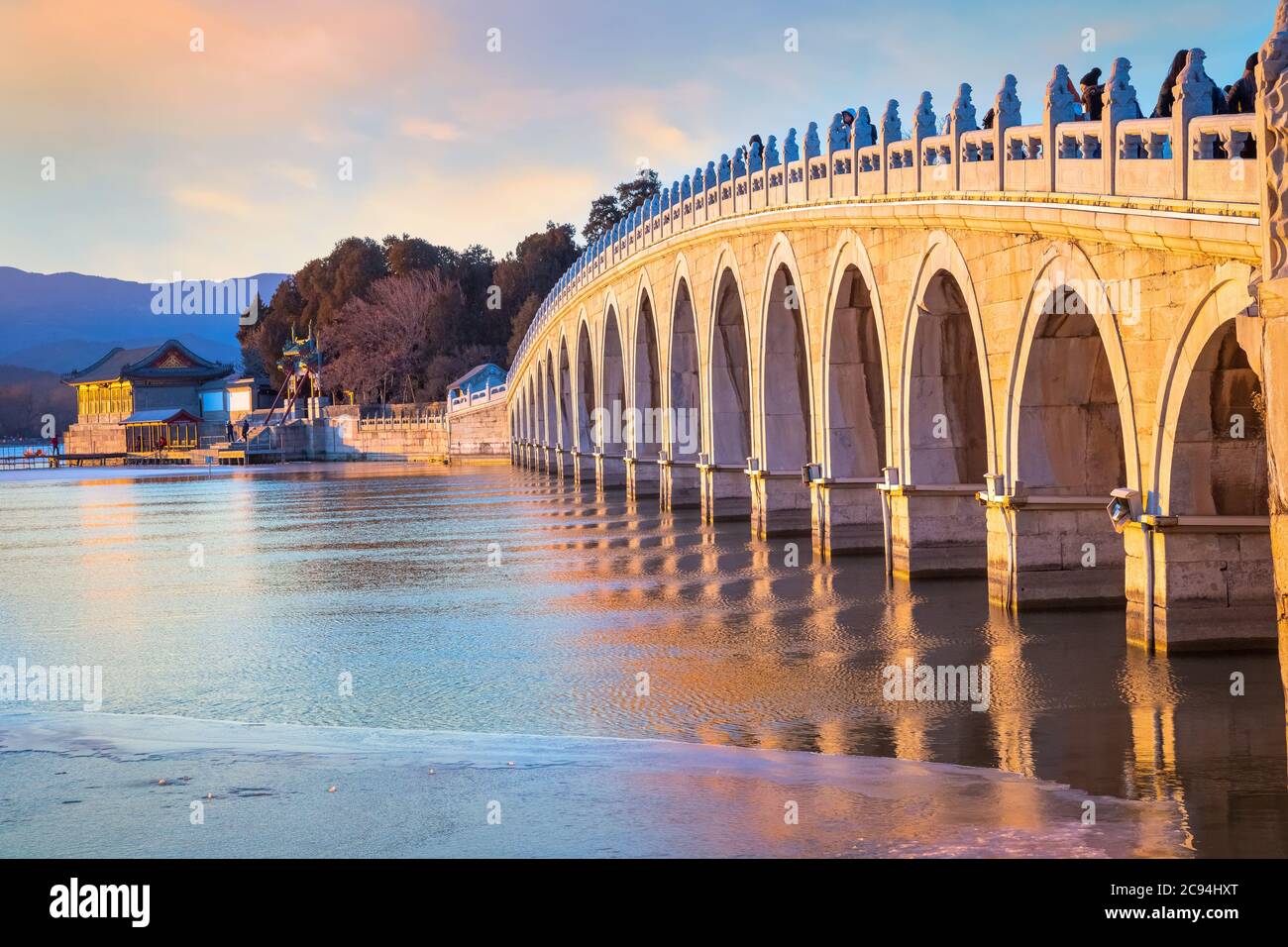 Peking, China - Jan 13 2020: Siebzehn-Bogen-Brücke am Sommerpalast, verbindet das östliche Ufer des Kunming-Sees und Nanhu-Insel im Westen, gebaut d Stockfoto