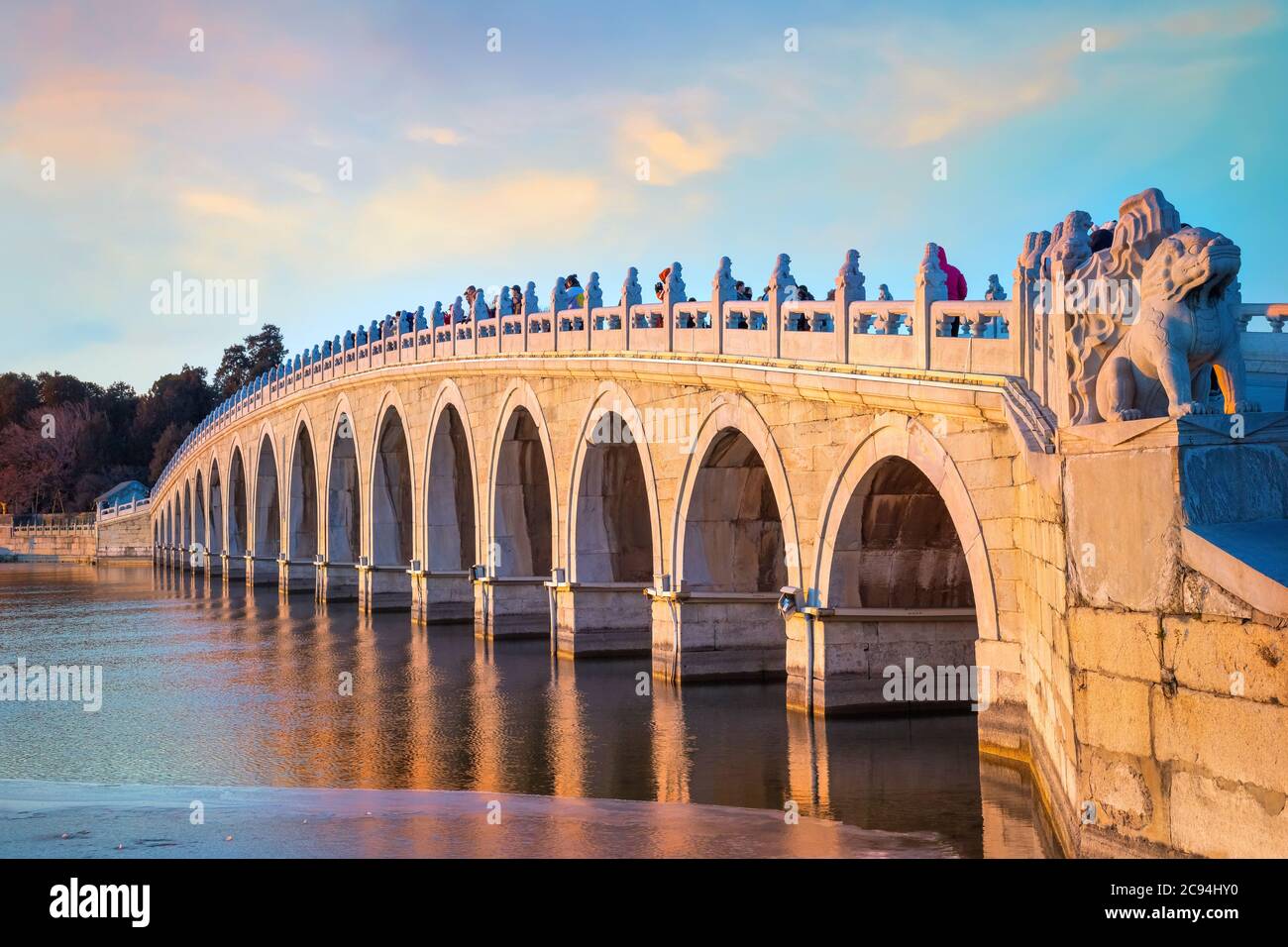 Peking, China - Jan 13 2020: Siebzehn-Bogen-Brücke am Sommerpalast, verbindet das östliche Ufer des Kunming-Sees und Nanhu-Insel im Westen, gebaut d Stockfoto