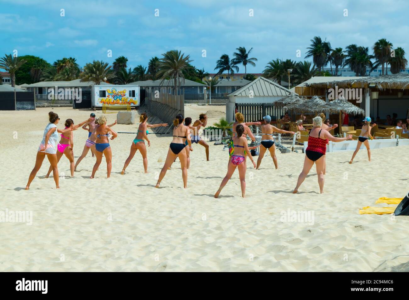 Cabo Verde auf der Insel Santa Maria eine Gruppe von Menschen unterschiedlichen Alters, die am Strand von Kap Verde Sport treiben. Die Menschen üben gemeinsam die Strandfitness Stockfoto