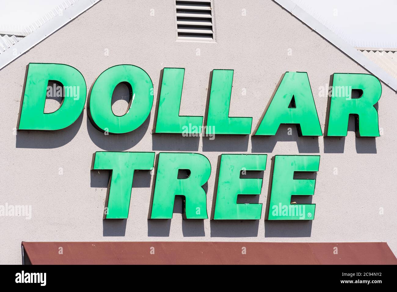 21. Juli 2020 Milpitas / CA / USA - Nahaufnahme des Dollar Tree Store Schildes; Dollar Tree Stores, Inc., ist eine amerikanische Kette von Discounter Variety Stores, die Stockfoto