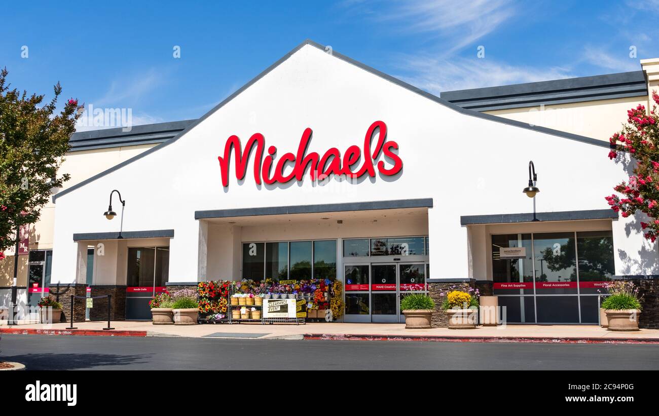 21. Juli 2020 Milpitas / CA / USA - Michaels' Store Eingang zu einem ihrer Standorte im südlichen San Francisco Bay Area; Michaels ist eine Einzelhandelskette von Stockfoto