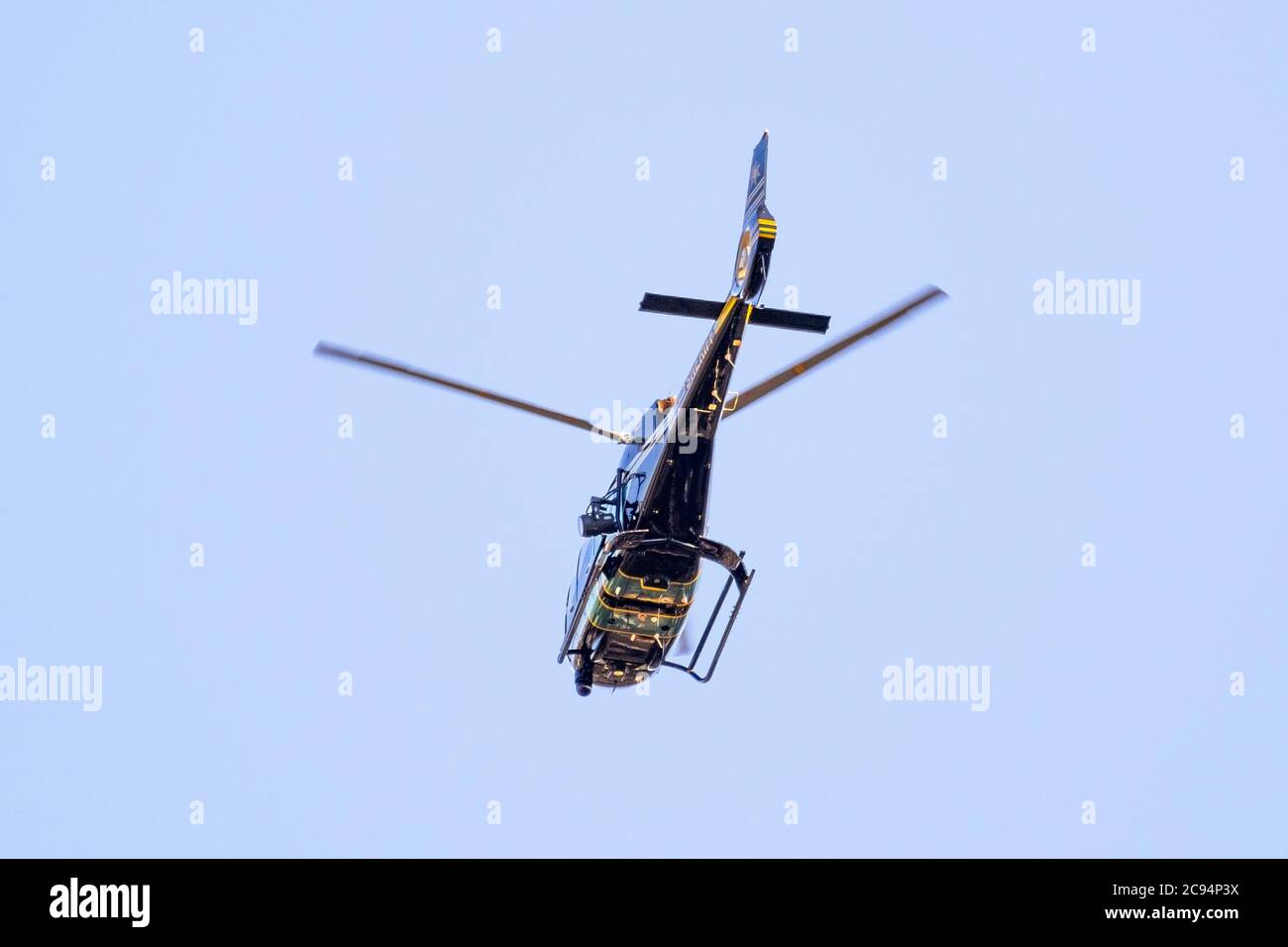 17. Juli 2020 Sunnyvale / CA / USA - Santa Clara County Sheriff Helikopter im Flug Stockfoto