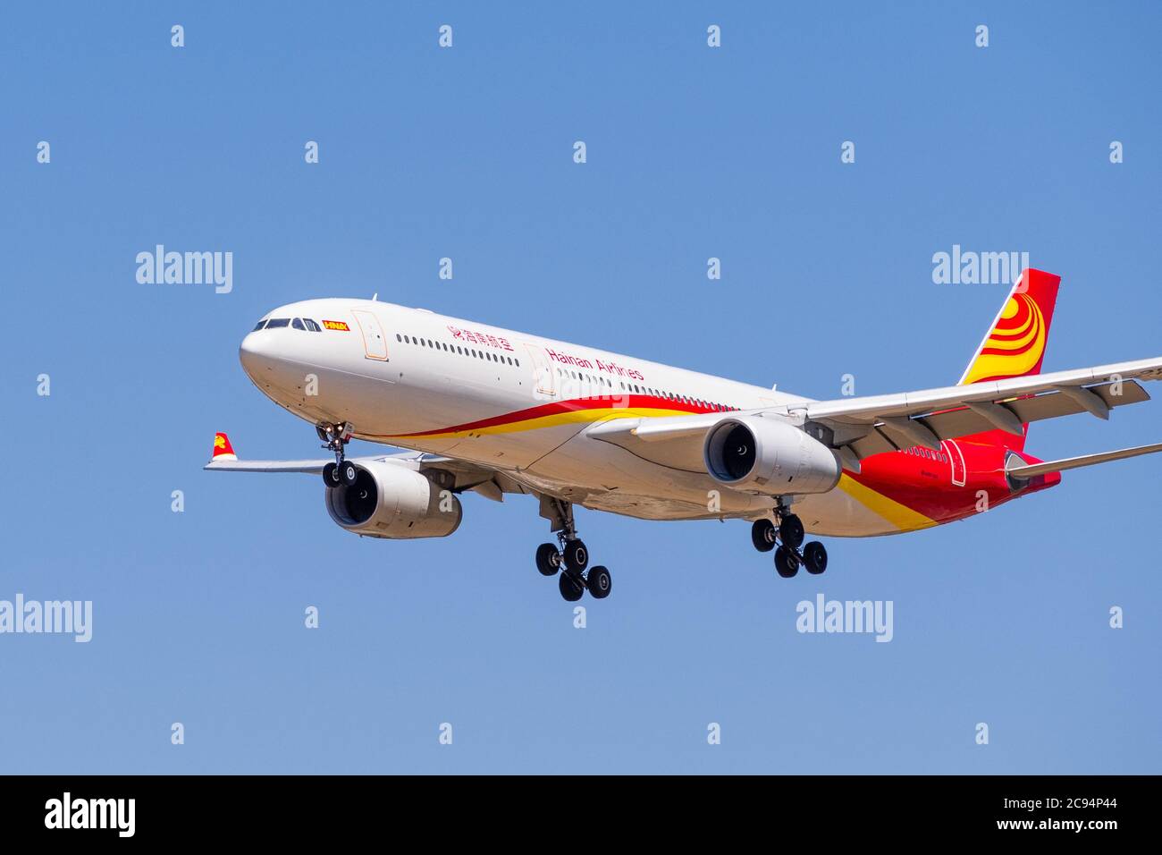 23. Juli 2020 San Jose / CA / USA - Hainan Airlines Dreamliner Ankunft am San Jose Mineta International Airport, Silicon Valley; Hainan Airlines Co., Stockfoto