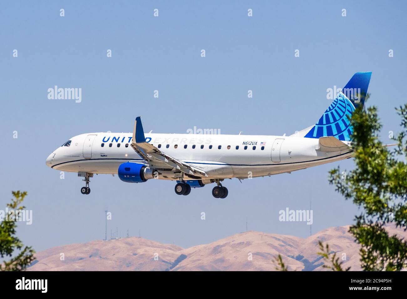23. Juli 2020 San Jose / CA / USA - United Express (die regionale Niederlassung von United Airlines) Flugzeug in der neuen Lackierung, Landung in San Jose Minet Stockfoto